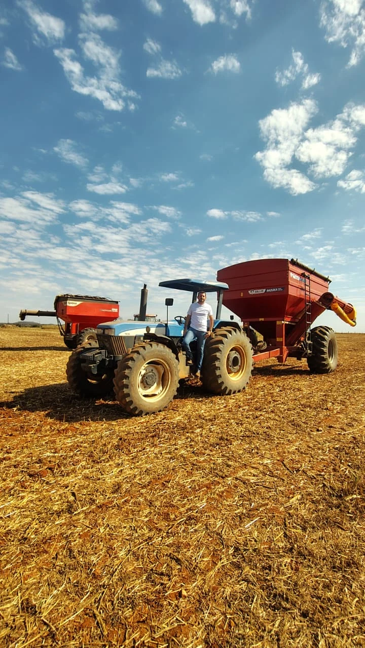 Trator e graneleiro em área agrícola fotografada no imóvel