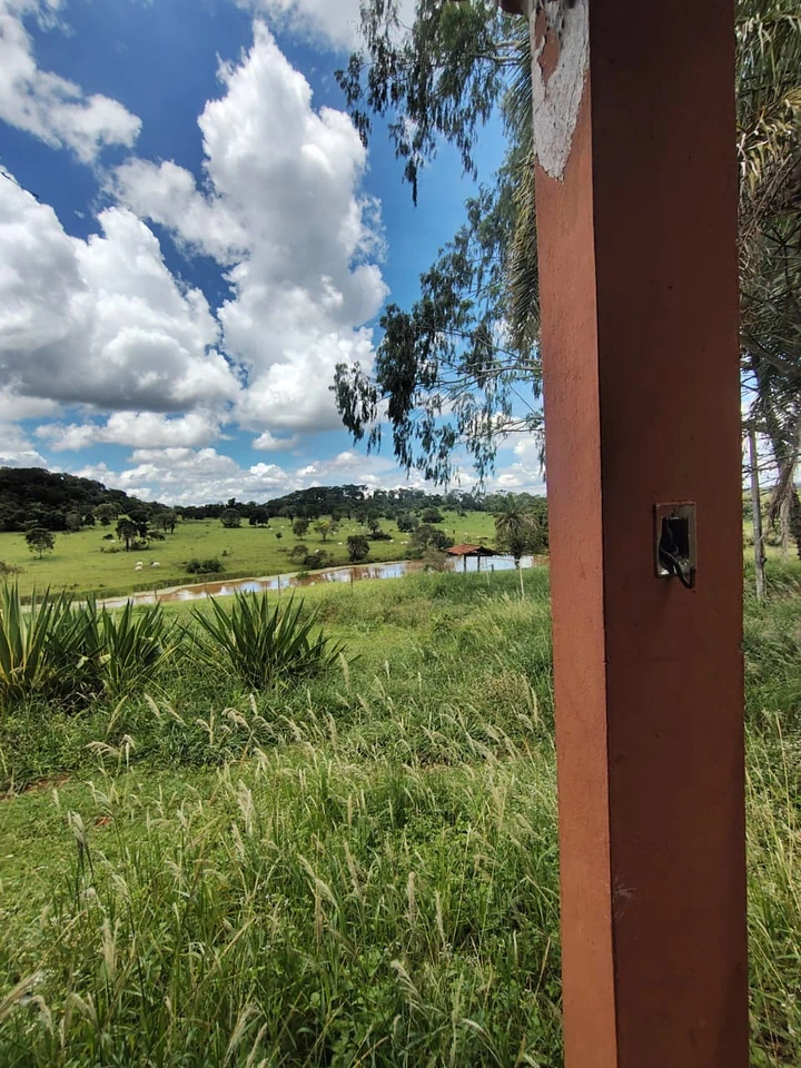Vista real da chácara anunciada em Goiânia com pastagem e lâmina d’água