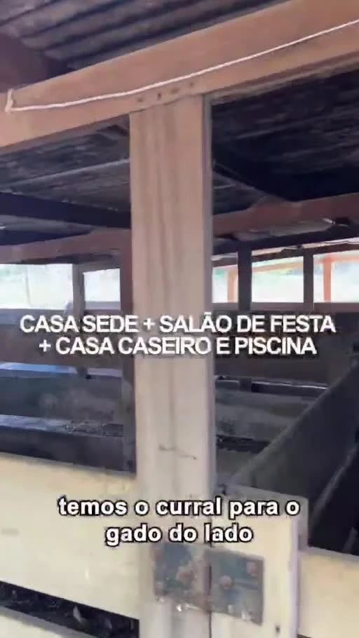 Estrutura coberta, cena do vídeo original