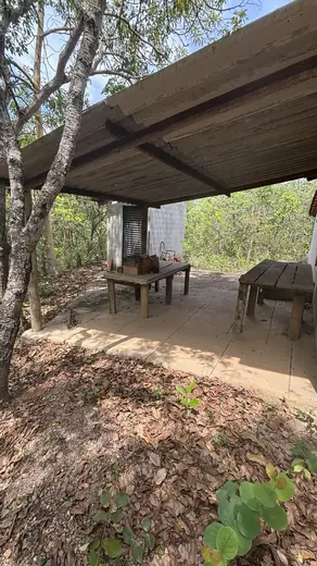 Área coberta externa com mesas
