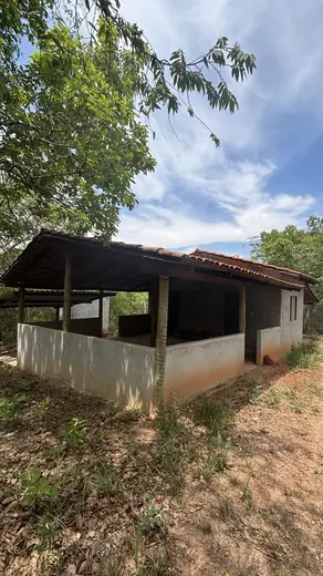 Construção rural e varanda lateral