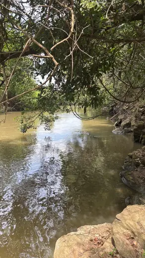 Rio dos Bois entre árvores e pedras