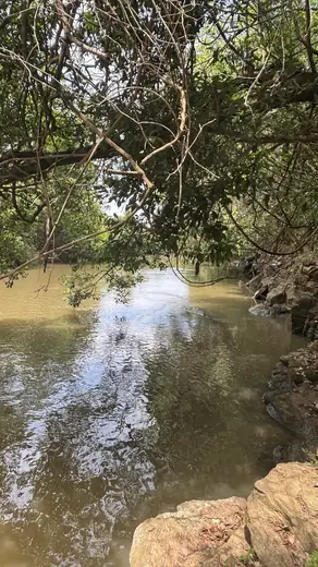 Trecho do Rio dos Bois com margem rochosa