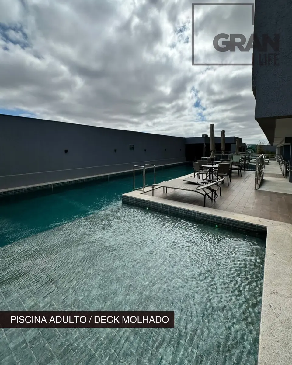 Piscina adulto do Gran Life Anápolis com deck e área de convivência.