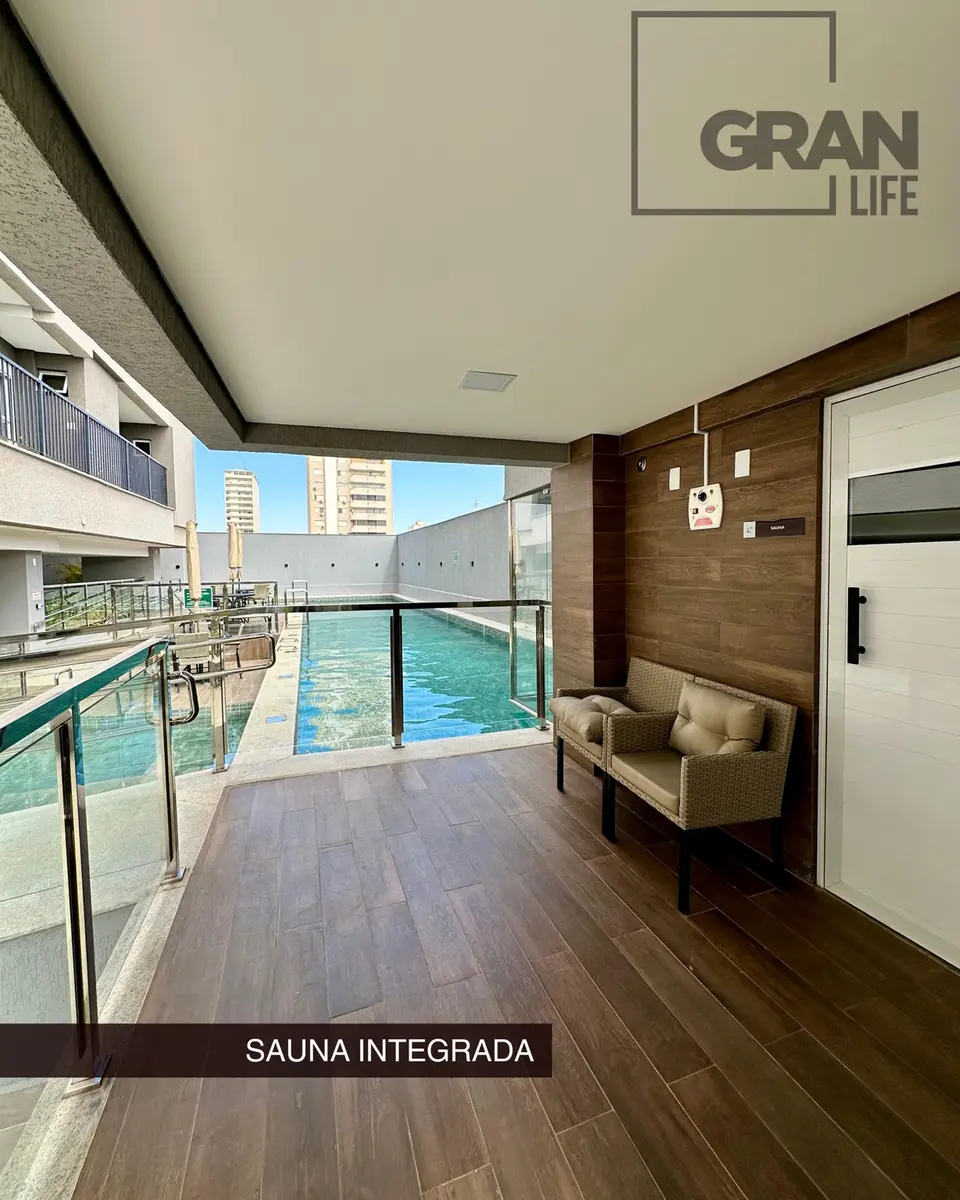 Sauna do Gran Life integrada à área externa da piscina.