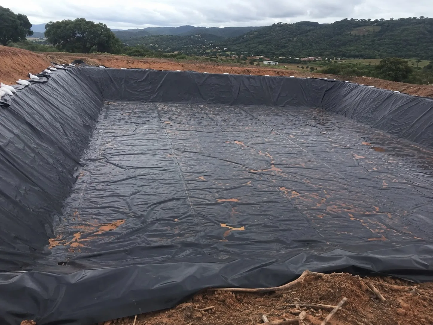 Reservatório rural revestido com geomembrana