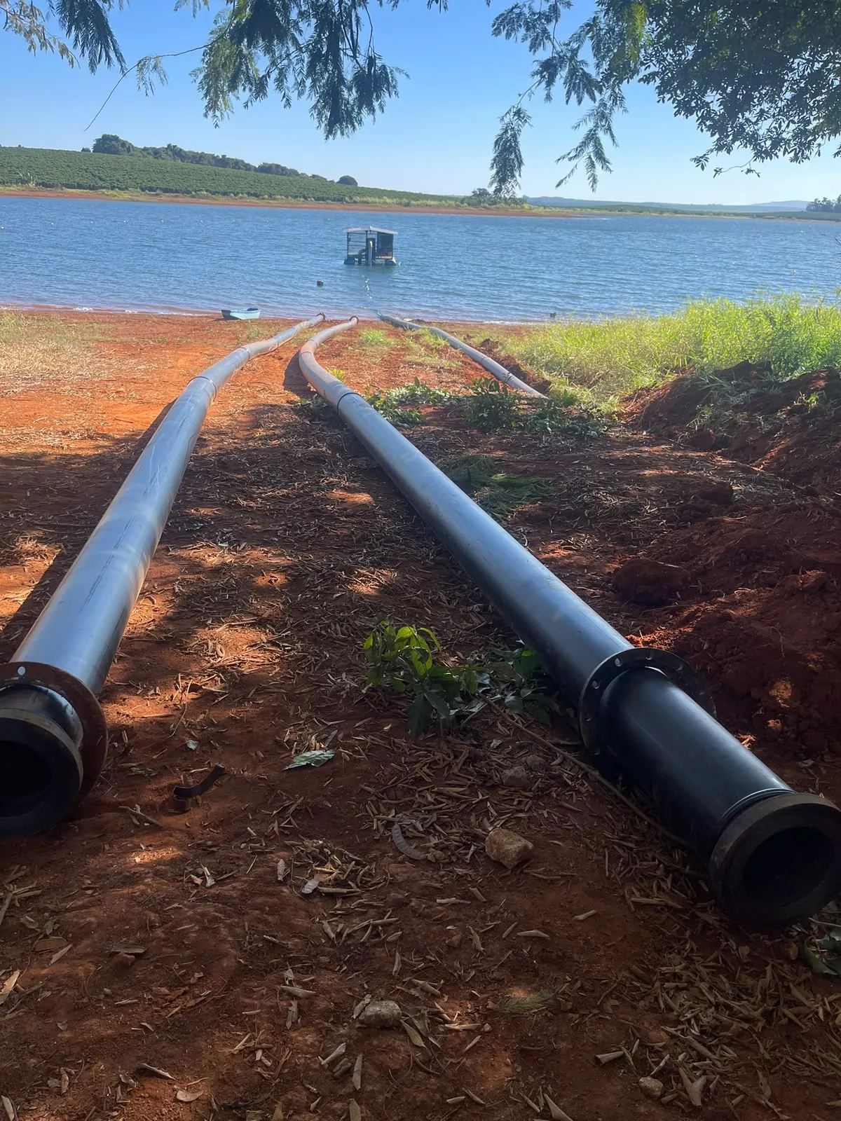 Tubulações PEAD instaladas junto a reservatório rural