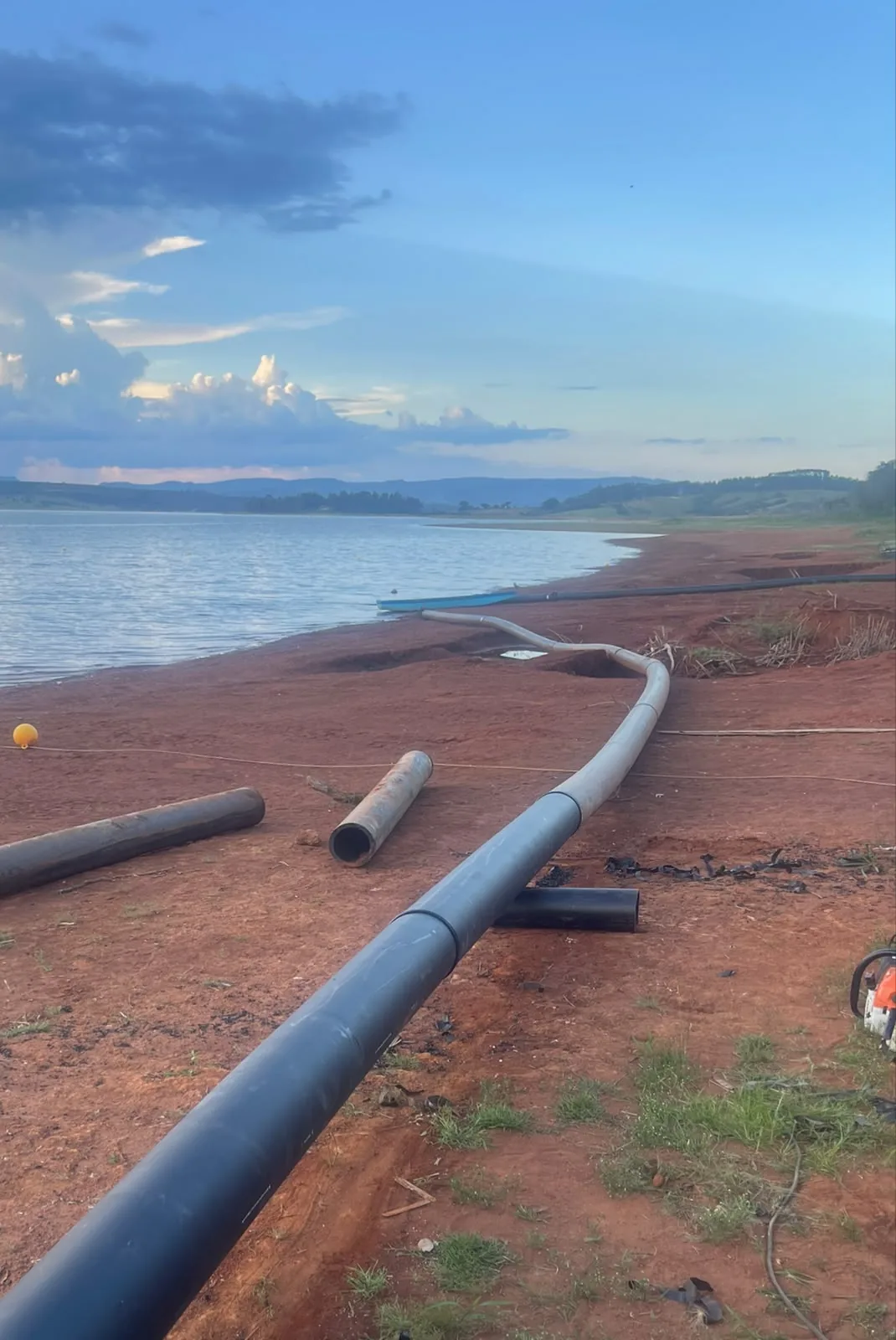 Tubulação PEAD em margem de reservatório